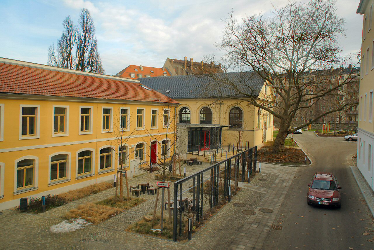 Gebäude des Heinrich-Schützkonservatoriums mit der Zufahrt von der Glacisstraße und Aula