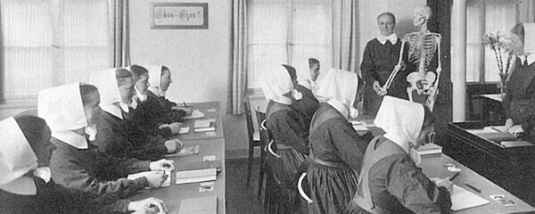 Frauengeschichten aus der Dresdner Neustadt: Krankenpflegeunterricht (Archiv der Diakonissenanstalt Dresden)