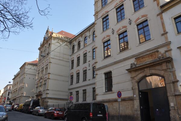 Gymnasium Dreikönigschule an der Louisenstraße mit altehrwürdiger Fassade